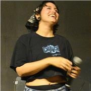 Cantante multidimensional lista para enseñarte a encontrar tu propia voz